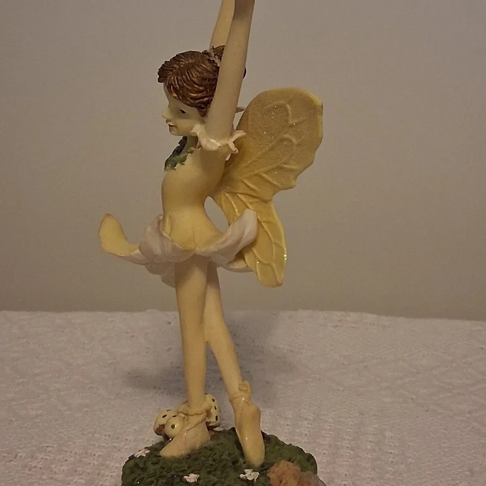 🧚‍♀️ Dezine Fairy Collection #5859 – Honey Ballet Figurine